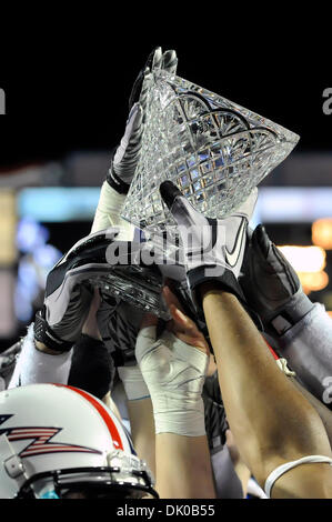 Dic. 27, 2010 - Shreveport, Louisiana, Stati Uniti - Air Force giocatori alzare il trofeo del campionato come la Air Force Falcons sconfiggere la Georgia Tech giacche gialle 14-7 al 2010 Advocare V100 Indipendenza coppa a Independence Stadium di Shreveport, Louisiana. (Credito Immagine: © Steven Leija/Southcreek globale/ZUMAPRESS.com) Foto Stock