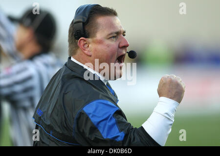 Dic. 27, 2010 - Shreveport, Louisiana, Stati Uniti d'America - Air Force coach Clay Hendrix celebra il diversivo. La Air Force Falcons sconfiggere la Georgia Tech giacche gialle 14-7 a Independence Stadium di Shreveport, Louisana. (Credito Immagine: © Anthony Vasser/Southcreek globale/ZUMAPRESS.com) Foto Stock