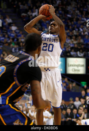 Dic. 28, 2010 - Lexington, Kentucky, Stati Uniti d'America - Kentucky Wildcats guard Doron Lamb (20) scaricato un puntatore di tre come Kentucky giocato Coppin membro martedì 28 dicembre 2010 in Lexington, KY. Foto di Mark Cornelison | Personale. (Credito Immagine: © Lexington Herald-Leader/ZUMAPRESS.com) Foto Stock