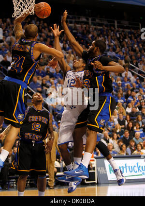 Dic. 28, 2010 - Lexington, Kentucky, Stati Uniti d'America - Kentucky Wildcats guard Brandon Knight (12) messo in un colpo nel traffico come Kentucky giocato Coppin membro martedì 28 dicembre 2010 in Lexington, KY. Foto di Mark Cornelison | Personale. (Credito Immagine: © Lexington Herald-Leader/ZUMAPRESS.com) Foto Stock