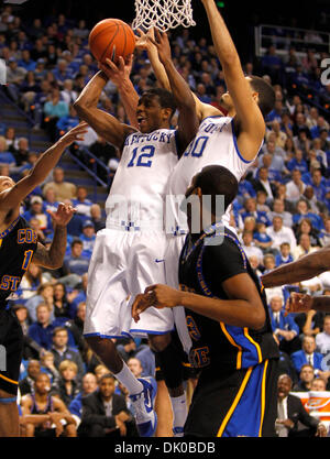 Dic. 28, 2010 - Lexington, Kentucky, Stati Uniti d'America - Kentucky Wildcats guard Brandon Knight (12) tirato giù un rimbalzo al di sotto, come il Kentucky ha giocato Coppin membro martedì 28 dicembre 2010 in Lexington, KY. Foto di Mark Cornelison | Personale. (Credito Immagine: © Lexington Herald-Leader/ZUMAPRESS.com) Foto Stock