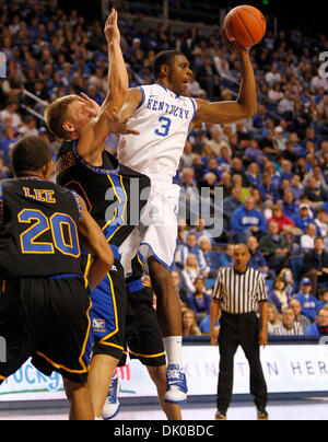 Dic. 28, 2010 - Lexington, Kentucky, Stati Uniti d'America - Kentucky Wildcats avanti Terrence Jones (3) passata fuori di problemi,come Kentucky giocato Coppin membro martedì 28 dicembre 2010 in Lexington, KY. Foto di Mark Cornelison | Personale. (Credito Immagine: © Lexington Herald-Leader/ZUMAPRESS.com) Foto Stock