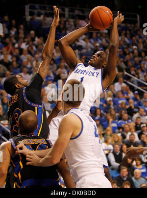 Dic. 28, 2010 - Lexington, Kentucky, Stati Uniti d'America - Kentucky Wildcats guard Dario Miller (1) messo in due dei suoi 7 punti come il Kentucky ha giocato Coppin membro martedì 28 dicembre 2010 in Lexington, KY. Foto di Mark Cornelison | Personale. (Credito Immagine: © Lexington Herald-Leader/ZUMAPRESS.com) Foto Stock