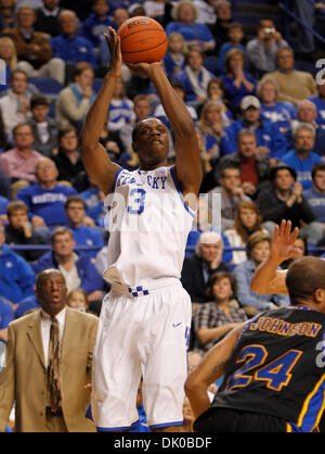 Dic. 28, 2010 - Lexington, Kentucky, Stati Uniti d'America - Kentucky Wildcats avanti Terrence Jones (3) messo in alcuni dei suoi 18 punti come il Kentucky ha giocato Coppin membro martedì 28 dicembre 2010 in Lexington, KY. Foto di Mark Cornelison | Personale. (Credito Immagine: © Lexington Herald-Leader/ZUMAPRESS.com) Foto Stock