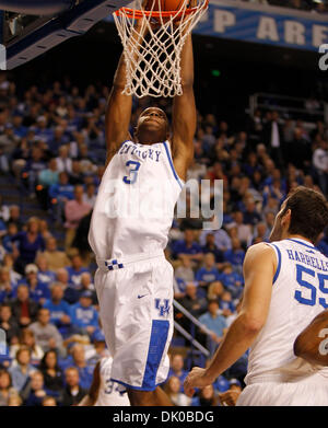 Dic. 28, 2010 - Lexington, Kentucky, Stati Uniti d'America - Kentucky Wildcats avanti Terrence Jones (3) bloccato a casa due dei suoi 18 come Kentucky giocato Coppin membro martedì 28 dicembre 2010 in Lexington, KY. Foto di Mark Cornelison | Personale. (Credito Immagine: © Lexington Herald-Leader/ZUMAPRESS.com) Foto Stock