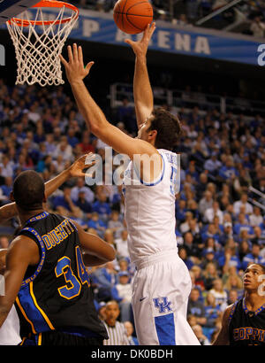 Dic. 28, 2010 - Lexington, Kentucky, Stati Uniti d'America - Kentucky Wildcats avanti Josh Harrellson (55) messo in due dei suoi 10 punti come il Kentucky ha giocato Coppin membro martedì 28 dicembre 2010 in Lexington, KY. Foto di Mark Cornelison | Personale. (Credito Immagine: © Lexington Herald-Leader/ZUMAPRESS.com) Foto Stock