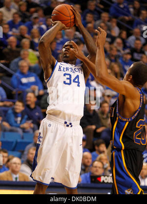 Dic. 28, 2010 - Lexington, Kentucky, Stati Uniti d'America - Kentucky Wildcats guard DeAndre Liggins (34) messo in tre dei suoi 10 punti come il Kentucky ha giocato Coppin membro martedì 28 dicembre 2010 in Lexington, KY. Foto di Mark Cornelison | Personale. (Credito Immagine: © Lexington Herald-Leader/ZUMAPRESS.com) Foto Stock