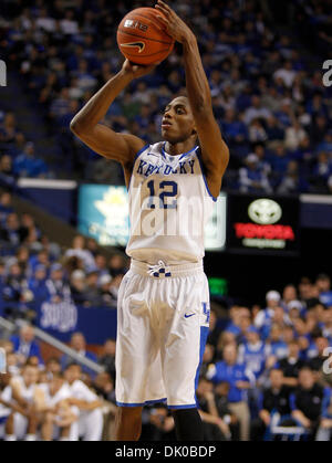 Dic. 28, 2010 - Lexington, Kentucky, Stati Uniti d'America - Kentucky Wildcats guard Brandon Knight (12) messo in tre dei suoi 17 punti come il Kentucky ha giocato Coppin membro martedì 28 dicembre 2010 in Lexington, KY. Foto di Mark Cornelison | Personale. (Credito Immagine: © Lexington Herald-Leader/ZUMAPRESS.com) Foto Stock