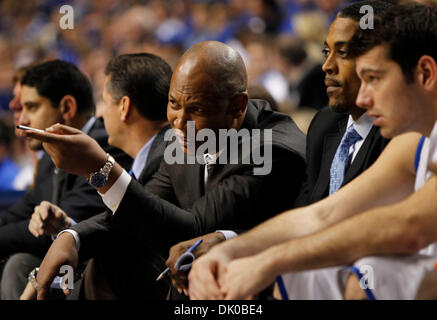 Dic. 28, 2010 - Lexington, Kentucky, Stati Uniti d'America - REGNO UNITO assistant coach Kenny Payne ha parlato con i giocatori sul banco come Kentucky sconfitto Coppin membro 91-61 su Martedì 28 Dicembre 2010 in Lexington, KY. Foto di Mark Cornelison | Personale. (Credito Immagine: © Lexington Herald-Leader/ZUMAPRESS.com) Foto Stock