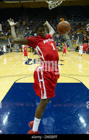 Dic. 28, 2010 - Berkeley, California, Stati Uniti d'America - Hartford Hawks guard Milton Burton (1) termina una veloce pausa con un dunk durante il NCAA pallacanestro tra Hartford Hawks e la California Golden Bears a Haas Pavilion. Cal beat Hartford 74-56. (Credito Immagine: © Matt Cohen/Southcreek globale/ZUMAPRESS.com) Foto Stock