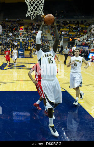 Dic. 28, 2010 - Berkeley, California, Stati Uniti d'America - California Golden porta avanti Bak Bak (15) va in per un dunk durante il NCAA pallacanestro tra Hartford Hawks e la California Golden Bears a Haas Pavilion. Cal beat Hartford 74-56. (Credito Immagine: © Matt Cohen/Southcreek globale/ZUMAPRESS.com) Foto Stock