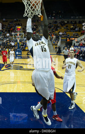 Dic. 28, 2010 - Berkeley, California, Stati Uniti d'America - California Golden porta avanti Bak Bak (15) va in per un dunk durante il NCAA pallacanestro tra Hartford Hawks e la California Golden Bears a Haas Pavilion. Cal beat Hartford 74-56. (Credito Immagine: © Matt Cohen/Southcreek globale/ZUMAPRESS.com) Foto Stock