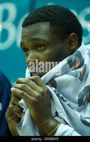 Dic. 28, 2010 - Berkeley, California, Stati Uniti d'America - California Golden Bears guard Gary Franklin (4) orologi da banco durante il NCAA pallacanestro tra Hartford Hawks e la California Golden Bears a Haas Pavilion. Cal beat Hartford 74-56. (Credito Immagine: © Matt Cohen/Southcreek globale/ZUMAPRESS.com) Foto Stock