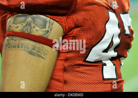 Dic. 28, 2010 - Orlando, Florida, Stati Uniti d'America - North Carolina State Wolfpack fullback Taylor Gentry (47) dà un nuovo significato alla bibbia cinghia durante il Champs Sports Bowl a Florida Citrus Bowl, a Orlando in Florida. (Credito Immagine: © Brad Barr/Southcreek globale/ZUMAPRESS.com) Foto Stock