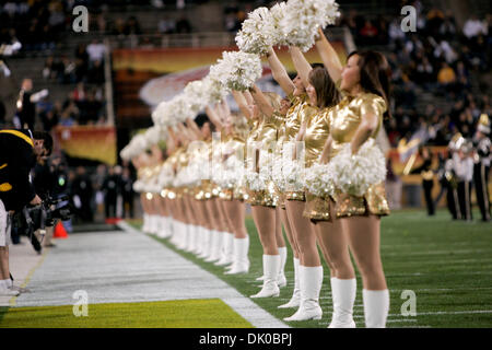 Dic. 28, 2010 - Tempe, Arizona, Stati Uniti d'America - Missouri cheerleader linea in unisono e 24 carati d'oro durante l'Insight Bowl pregame. (Credito Immagine: © Dean Henthorn/Southcreek globale/ZUMAPRESS.com) Foto Stock