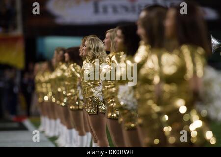 Dic. 28, 2010 - Tempe, Arizona, Stati Uniti d'America - Missouri cheerleader linea in 24 carati d'oro durante l'Insight Bowl pregame. (Credito Immagine: © Dean Henthorn/Southcreek globale/ZUMAPRESS.com) Foto Stock