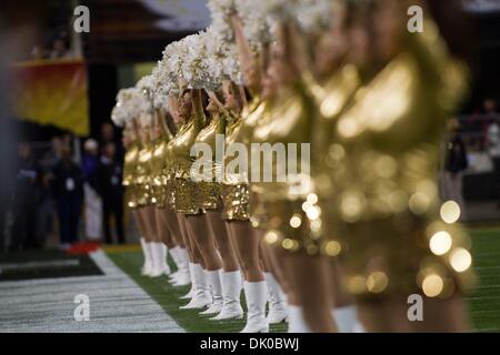 Dic. 28, 2010 - Tempe, Arizona, Stati Uniti d'America - Missouri cheerleader linea in unisono e 24 carati d'oro durante l'Insight Bowl pregame. (Credito Immagine: © Dean Henthorn/Southcreek globale/ZUMAPRESS.com) Foto Stock