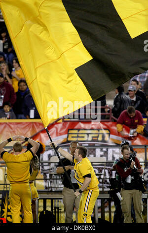 Dic. 28, 2010 - Tempe, Arizona USA - Iowa celebrazione bandiera erano battenti dopo il 62 yard TD scamper da Marcus Coker. (Credito Immagine: © Dean Henthorn/Southcreek globale/ZUMAPRESS.com) Foto Stock