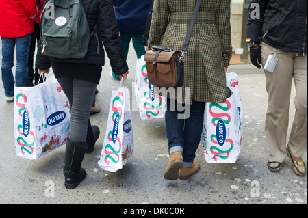 Gli amanti dello shopping in Herald Square al di fuori di Macy's Herald Square flagship store a New York Foto Stock