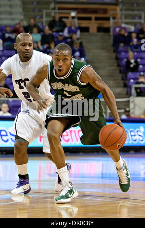 Dic. 28, 2010 - Fort Worth, Texas, USA - Chicago membro Cougars Guard Victor Scott #1 in azione contro la TCU cornuto rane. A metà, TCU conduce Chicago membro 47-32 a Amon G. Carter Stadium. (Credito Immagine: © Andrew Dieb/Southcreek globale/ZUMAPRESS.com) Foto Stock