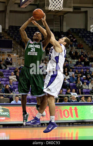 Dic. 28, 2010 - Fort Worth, Texas, USA - Chicago stato avanzamento Cougars Carl Montgomery #21 in azione contro la TCU cornuto rane. A metà, TCU conduce Chicago membro 47-32 a Amon G. Carter Stadium. (Credito Immagine: © Andrew Dieb/Southcreek globale/ZUMAPRESS.com) Foto Stock