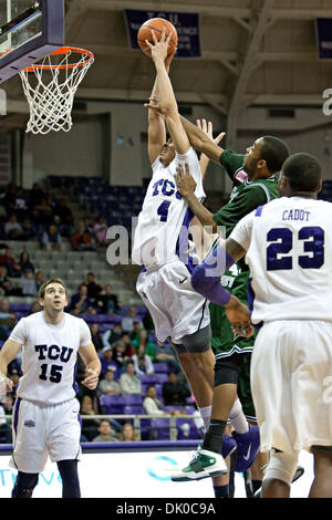 Dic. 28, 2010 - Fort Worth, Texas, USA - TCU cornuto rane in avanti i campi Amric #4 in azione contro lo Stato di Chicago Cougars. TCU sconfigge Chicago membro 99-72 a Amon G. Carter Stadium. (Credito Immagine: © Andrew Dieb/Southcreek globale/ZUMAPRESS.com) Foto Stock