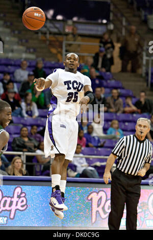 Dic. 28, 2010 - Fort Worth, Texas, USA - TCU cornuto rane Guard Greg Hill #25 in azione contro lo Stato di Chicago Cougars. TCU sconfigge Chicago membro 99-72 a Amon G. Carter Stadium. (Credito Immagine: © Andrew Dieb/Southcreek globale/ZUMAPRESS.com) Foto Stock