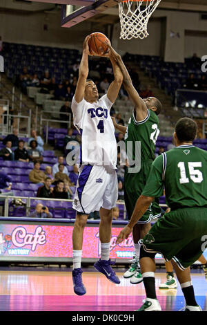 Dic. 28, 2010 - Fort Worth, Texas, USA - TCU cornuto rane in avanti i campi Amric #4 in azione contro lo Stato di Chicago Cougars. TCU sconfigge Chicago membro 99-72 a Amon G. Carter Stadium. (Credito Immagine: © Andrew Dieb/Southcreek globale/ZUMAPRESS.com) Foto Stock