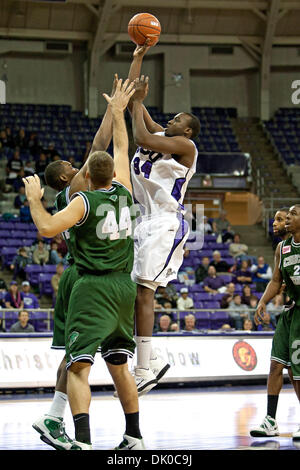 Dic. 28, 2010 - Fort Worth, Texas, USA - TCU cornuto rane Center Cheikh Kone #34 in azione contro lo Stato di Chicago Cougars. TCU sconfigge Chicago membro 99-72 a Amon G. Carter Stadium. (Credito Immagine: © Andrew Dieb/Southcreek globale/ZUMAPRESS.com) Foto Stock