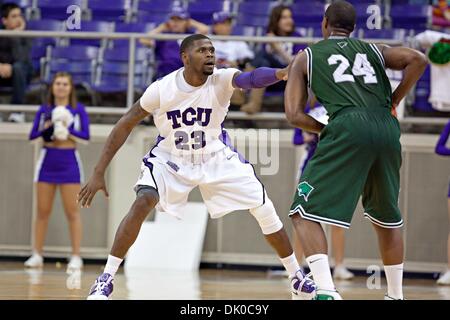 Dic. 28, 2010 - Fort Worth, Texas, USA - TCU cornuto rane Guard J.R. Cadot #23 in azione contro lo Stato di Chicago Cougars. TCU sconfigge Chicago membro 99-72 a Amon G. Carter Stadium. (Credito Immagine: © Andrew Dieb/Southcreek globale/ZUMAPRESS.com) Foto Stock