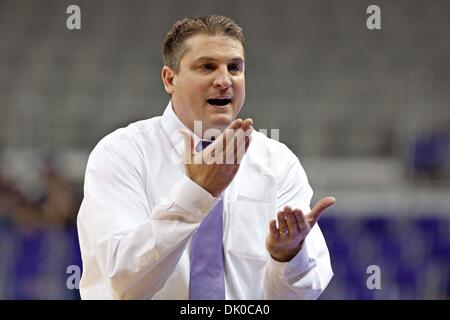 Dic. 28, 2010 - Fort Worth, Texas, USA - TCU cornuto rane Head Coach Jim cristiano in azione contro lo Stato di Chicago Cougars. TCU sconfigge Chicago membro 99-72 a Amon G. Carter Stadium. (Credito Immagine: © Andrew Dieb/Southcreek globale/ZUMAPRESS.com) Foto Stock