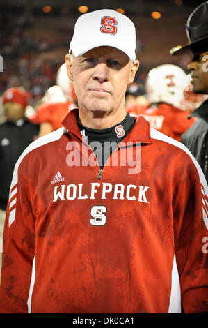 Dic. 28, 2010 - Orlando, Florida, Stati Uniti d'America - North Carolina State Wolfpack Head Coach Tom O]Brien celebra il suo team di conquistare il West Virginia alpinisti. Il Wolfpack sconfitto gli alpinisti 23-7. (Credito Immagine: © Jerome Miron/Southcreek globale/ZUMAPRESS.com) Foto Stock