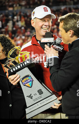 Dic. 28, 2010 - Orlando, Florida, Stati Uniti d'America - North Carolina State Wolfpack Head Coach Tom O]Brien celebra il suo team di conquistare il West Virginia alpinisti. Il Wolfpack sconfitto gli alpinisti 23-7. (Credito Immagine: © Jerome Miron/Southcreek globale/ZUMAPRESS.com) Foto Stock