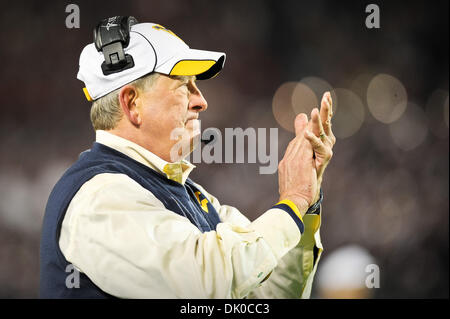 Dic. 28, 2010 - Orlando, Florida, Stati Uniti d'America - West Virginia alpinisti Head Coach Bill Stewart durante il gioco tra il West Virginia alpinisti e la North Carolina State Wolfpack. Il Wolfpack sconfitto gli alpinisti 23-7. (Credito Immagine: © Jerome Miron/Southcreek globale/ZUMAPRESS.com) Foto Stock