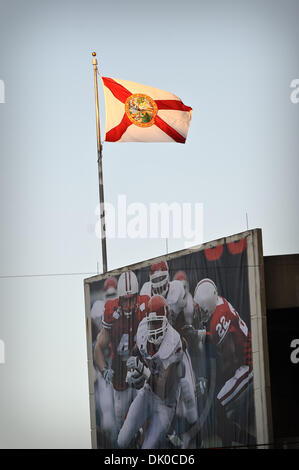 Dic. 28, 2010 - Orlando, Florida, Stati Uniti d'America - Stato della Florida bandiera vola sopra il Citrus Bowl prima che il gioco tra il West Virginia alpinisti e la North Carolina State Wolfpack. Il Wolfpack sconfitto gli alpinisti 23-7. (Credito Immagine: © Jerome Miron/Southcreek globale/ZUMAPRESS.com) Foto Stock