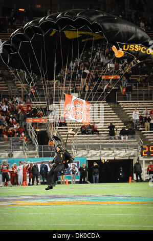 Dic. 28, 2010 - Orlando, Florida, Stati Uniti d'America - un membro del paracadute di SOCOM team di Jumper esegue prima che il gioco tra il West Virginia alpinisti e la North Carolina State Wolfpack. Il Wolfpack sconfitto gli alpinisti 23-7. (Credito Immagine: © Jerome Miron/Southcreek globale/ZUMAPRESS.com) Foto Stock