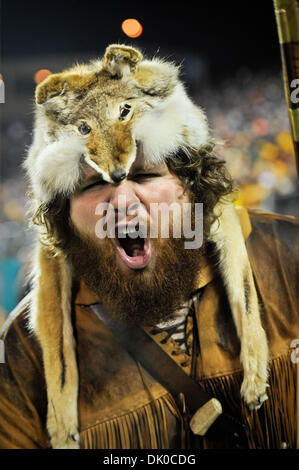 Dic. 28, 2010 - Orlando, Florida, Stati Uniti d'America - Il West Virginia alpinisti mascotte compie durante il gioco tra il West Virginia alpinisti e la North Carolina State Wolfpack. Il Wolfpack sconfitto gli alpinisti 23-7. (Credito Immagine: © Jerome Miron/Southcreek globale/ZUMAPRESS.com) Foto Stock