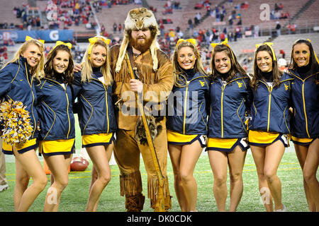 Dic. 28, 2010 - Orlando, Florida, Stati Uniti d'America - Membri del West Virginia alpinisti Cheer Squad pongono prima che il gioco tra il West Virginia alpinisti e la North Carolina State Wolfpack. Il Wolfpack sconfitto gli alpinisti 23-7. (Credito Immagine: © Jerome Miron/Southcreek globale/ZUMAPRESS.com) Foto Stock