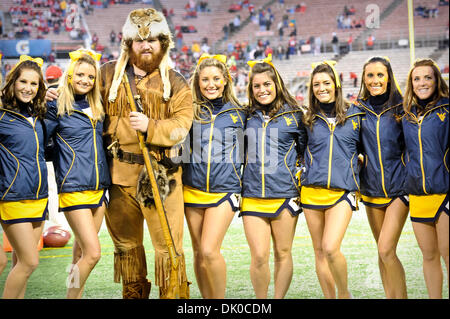 Dic. 28, 2010 - Orlando, Florida, Stati Uniti d'America - Membri del West Virginia alpinisti Cheer Squad pongono prima che il gioco tra il West Virginia alpinisti e la North Carolina State Wolfpack. Il Wolfpack sconfitto gli alpinisti 23-7. (Credito Immagine: © Jerome Miron/Southcreek globale/ZUMAPRESS.com) Foto Stock