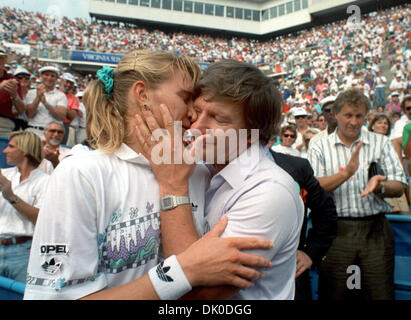 (FILE) Il file foto datata 09 settembre 1989 mostra Peter Graf, padre del ben noto giocatore di tennis Steffi Graf, abbracciando la figlia dopo il suo trionfo a US Open a Flushing Meadow, STATI UNITI D'AMERICA. Peter Graf morì come la famiglia impartita il 1 dicembre 2013. Foto: Kai-Uwe Waerner dpa Foto Stock