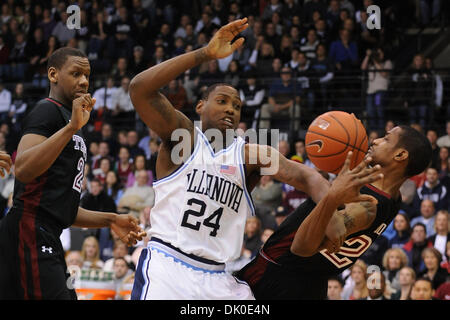 Dic. 30, 2010 - Villanova, Pennsylvania, Stati Uniti - Villanova Wildcats guard COREY STOKES (24) e il Tempio di gufi guard RAMONE MOORE (23) lotta per un rimbalzo. A metà tempio 40-37 conduce presso il padiglione. (Credito Immagine: © Mike McAtee/Southcreek globale/ZUMAPRESS.com) Foto Stock