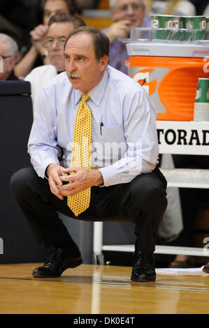 Dic. 30, 2010 - Villanova, Pennsylvania, Stati Uniti - Templi head coach Fran Dunphy orologi azione di gioco. AAt la metà tempio porta Villanova 40-37 in cinque grandi show down, in un gioco che viene giocato presso il padiglione a Villanova, Pennsylvania (credito Immagine: © Mike McAtee/Southcreek globale/ZUMAPRESS.com) Foto Stock