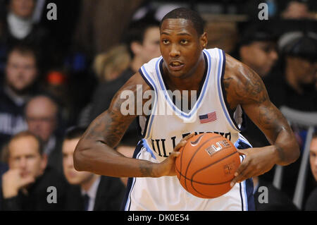 Dic. 30, 2010 - Villanova, Pennsylvania, Stati Uniti - Villanova Wildcats guard Corey Stokes (24) passa la palla durante l'azione di gioco. Villanova sconfitto Tempio 78-74 in cinque grandi show down, in un gioco che viene giocato presso il padiglione a Villanova, Pennsylvania (credito Immagine: © Mike McAtee/Southcreek globale/ZUMAPRESS.com) Foto Stock