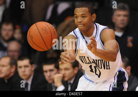 Dic. 30, 2010 - Villanova, Pennsylvania, Stati Uniti - Villanova Wildcats guard Corey Fisher (10) passa la palla durante l'azione di gioco. Villanova sconfitto Tempio 78-74 in cinque grandi show down, in un gioco che viene giocato presso il padiglione a Villanova, Pennsylvania (credito Immagine: © Mike McAtee/Southcreek globale/ZUMAPRESS.com) Foto Stock