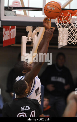 Dic. 30, 2010 - Villanova, Pennsylvania, Stati Uniti - Villanova Wildcats avanti/centro Yarou Mouphtaou (13) va forte al cestello. Villanova sconfitto Tempio 78-74 in cinque grandi show down, in un gioco che viene giocato presso il padiglione a Villanova, Pennsylvania (credito Immagine: © Mike McAtee/Southcreek globale/ZUMAPRESS.com) Foto Stock