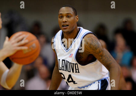 Dic. 30, 2010 - Villanova, Pennsylvania, Stati Uniti - Villanova Wildcats guard Corey Stokes (24) giocano difesa durante l'azione di gioco. A metà tempio porta Villanova 40-37 in cinque grandi show down, in un gioco che viene giocato presso il padiglione a Villanova, Pennsylvania (credito Immagine: © Mike McAtee/Southcreek globale/ZUMAPRESS.com) Foto Stock