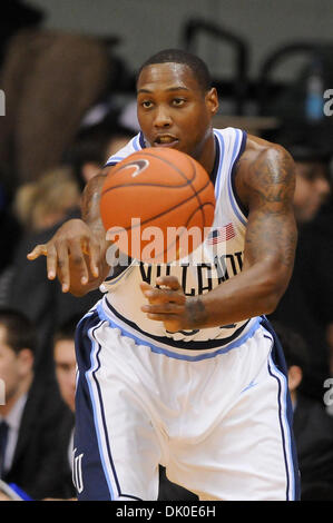 Dic. 30, 2010 - Villanova, Pennsylvania, Stati Uniti - Villanova Wildcats guard Corey Stokes (24) passa la palla durante l'azione di gioco. Villanova sconfitto Tempio 78-74 in cinque grandi show down, in un gioco che viene giocato presso il padiglione a Villanova, Pennsylvania (credito Immagine: © Mike McAtee/Southcreek globale/ZUMAPRESS.com) Foto Stock