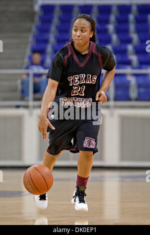 Dic. 30, 2010 - Fort Worth, Texas, USA - Texas Southern Lady Tigers Guard Jasmine Cannon #21 in azione contro la TCU cornuto rane. TCU sconfigge il Texas Southern 76-55 a Amon G. Carter Stadium. (Credito Immagine: © Andrew Dieb/Southcreek globale/ZUMAPRESS.com) Foto Stock