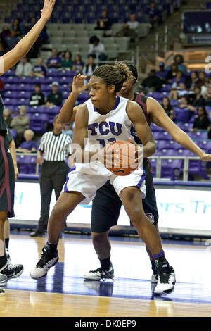 Dic. 30, 2010 - Fort Worth, Texas, USA - TCU cornuto rane in avanti Starr Crawford #11 in azione contro il Texas Southern Lady tigri. TCU sconfigge il Texas Southern 76-55 a Amon G. Carter Stadium. (Credito Immagine: © Andrew Dieb/Southcreek globale/ZUMAPRESS.com) Foto Stock