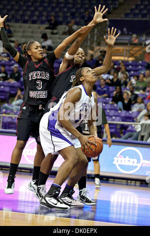 Dic. 30, 2010 - Fort Worth, Texas, USA - TCU cornuto rane in avanti Starr Crawford #11 in azione contro il Texas Southern Lady tigri. TCU sconfigge il Texas Southern 76-55 a Amon G. Carter Stadium. (Credito Immagine: © Andrew Dieb/Southcreek globale/ZUMAPRESS.com) Foto Stock